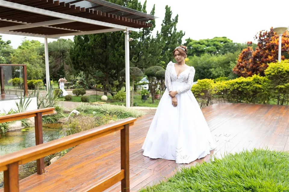 Noiva no deck sobre o lago do jardim