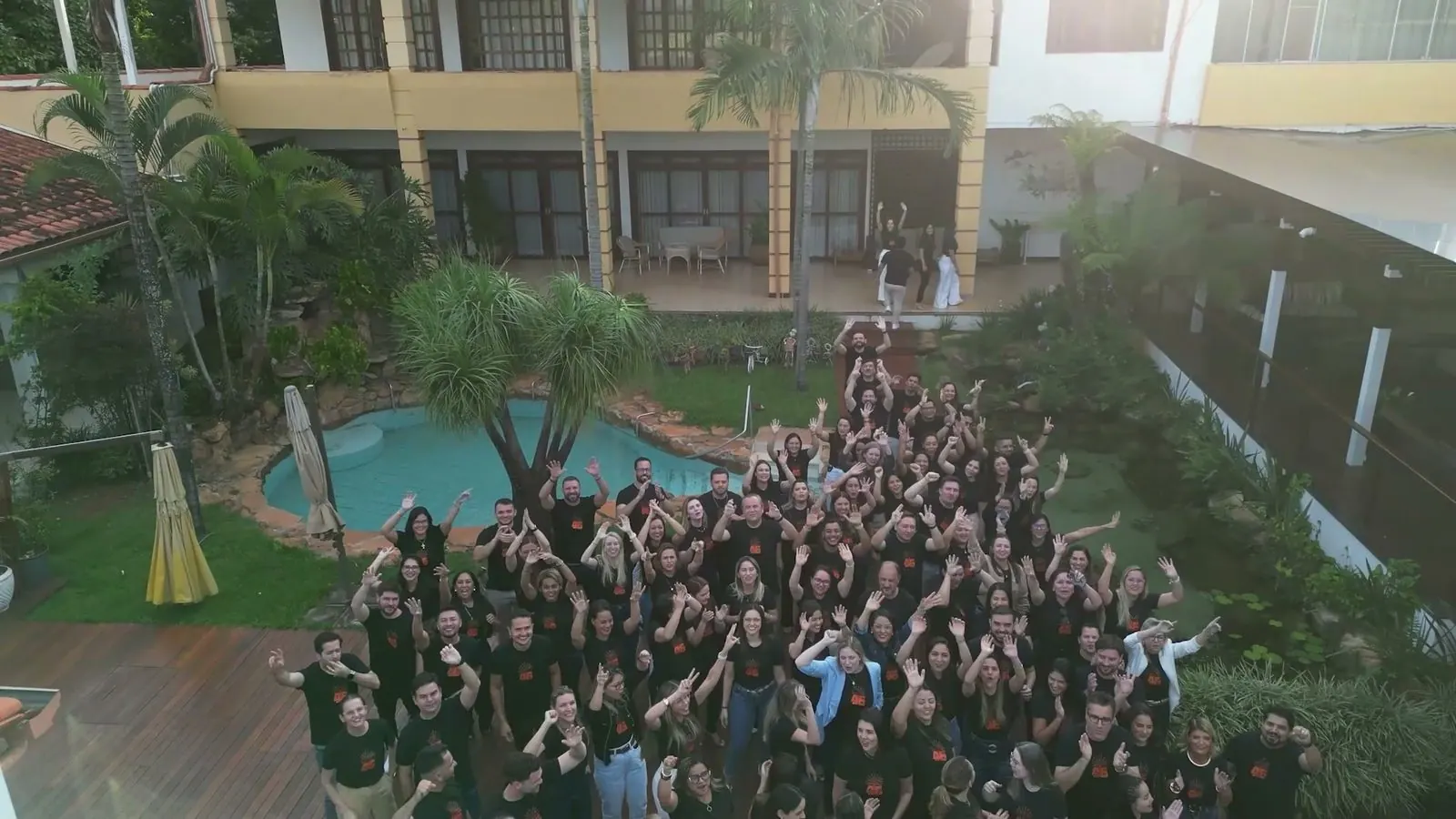 Equipe de uma empresa reunida no jardim, vista de cima