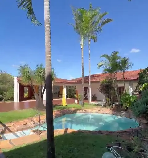 Piscina ornamental com cascata em frente aos salões
